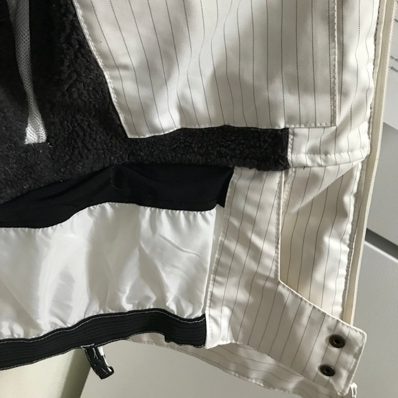 Roxy Snowboarding/Skiing Jacket - Picture 6 of 7